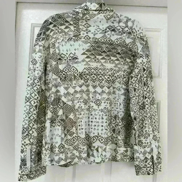 CHICOS Light weight Jacket
SZ 1 US M/8
Southwestern Button Up
100%Cotton Aztec - Picture 3 of 6
